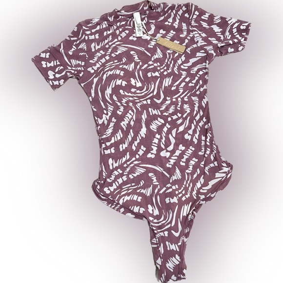 SKIMS Summer Mesh T-Shirt Bodysuit
Raspberry Swirl Size Medium - Picture 8 of 12